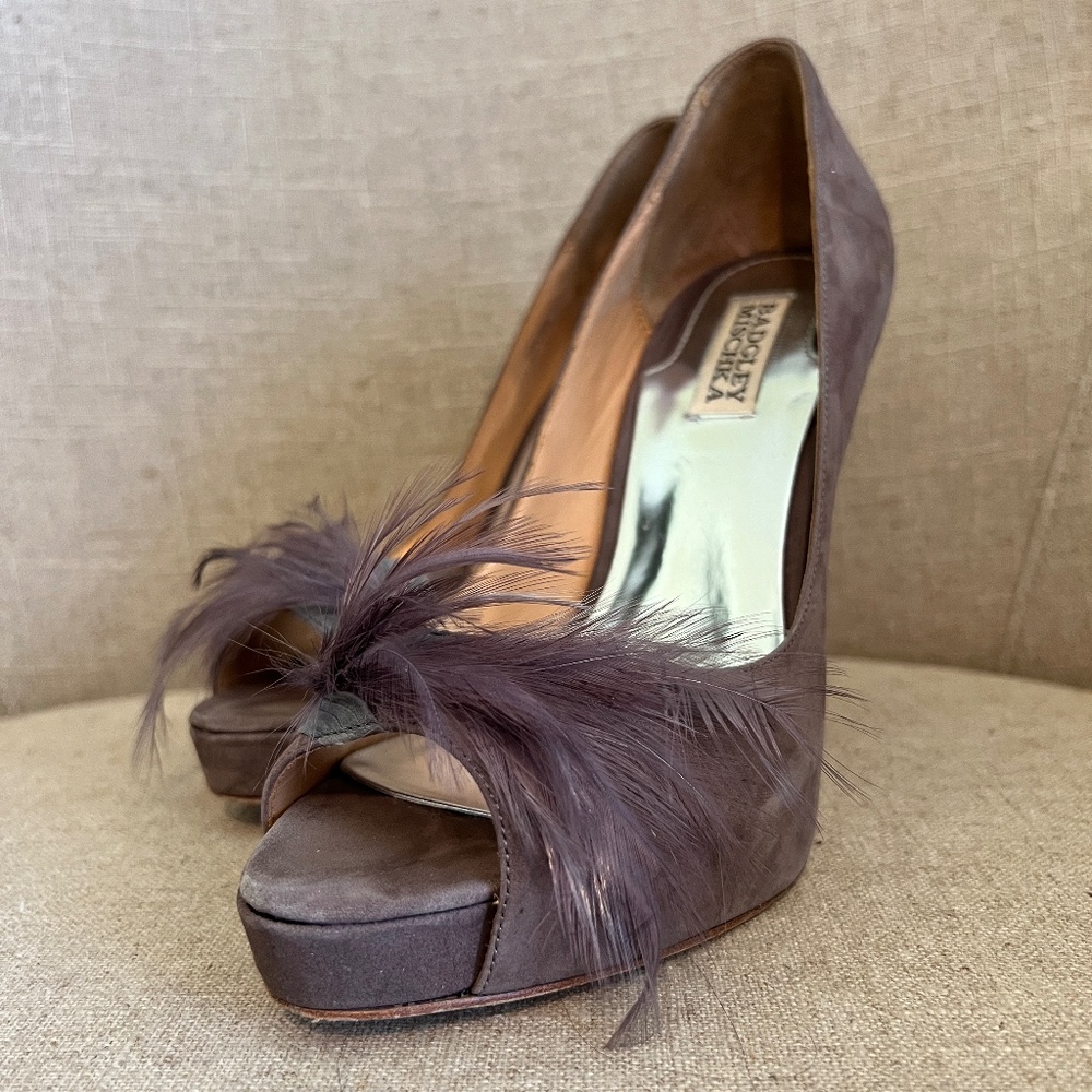Badgley Mischka Gisella suede pumps with feathers. Size 9. Soft Plum Gray color.